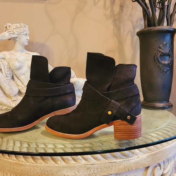 Ugg Elora Suede Ankle Boot - Picture 4 of 14